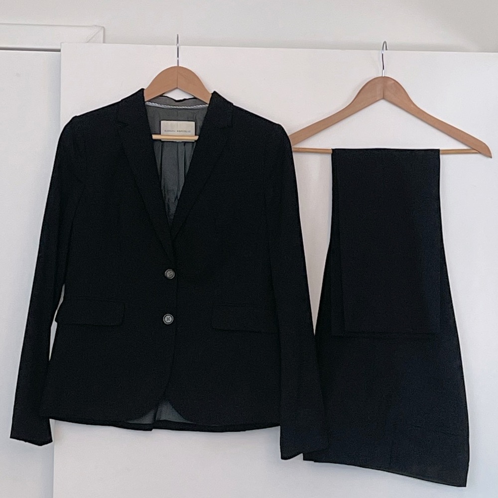 Slightly Worn - Banana Republic Black Suite (Size 8 US)